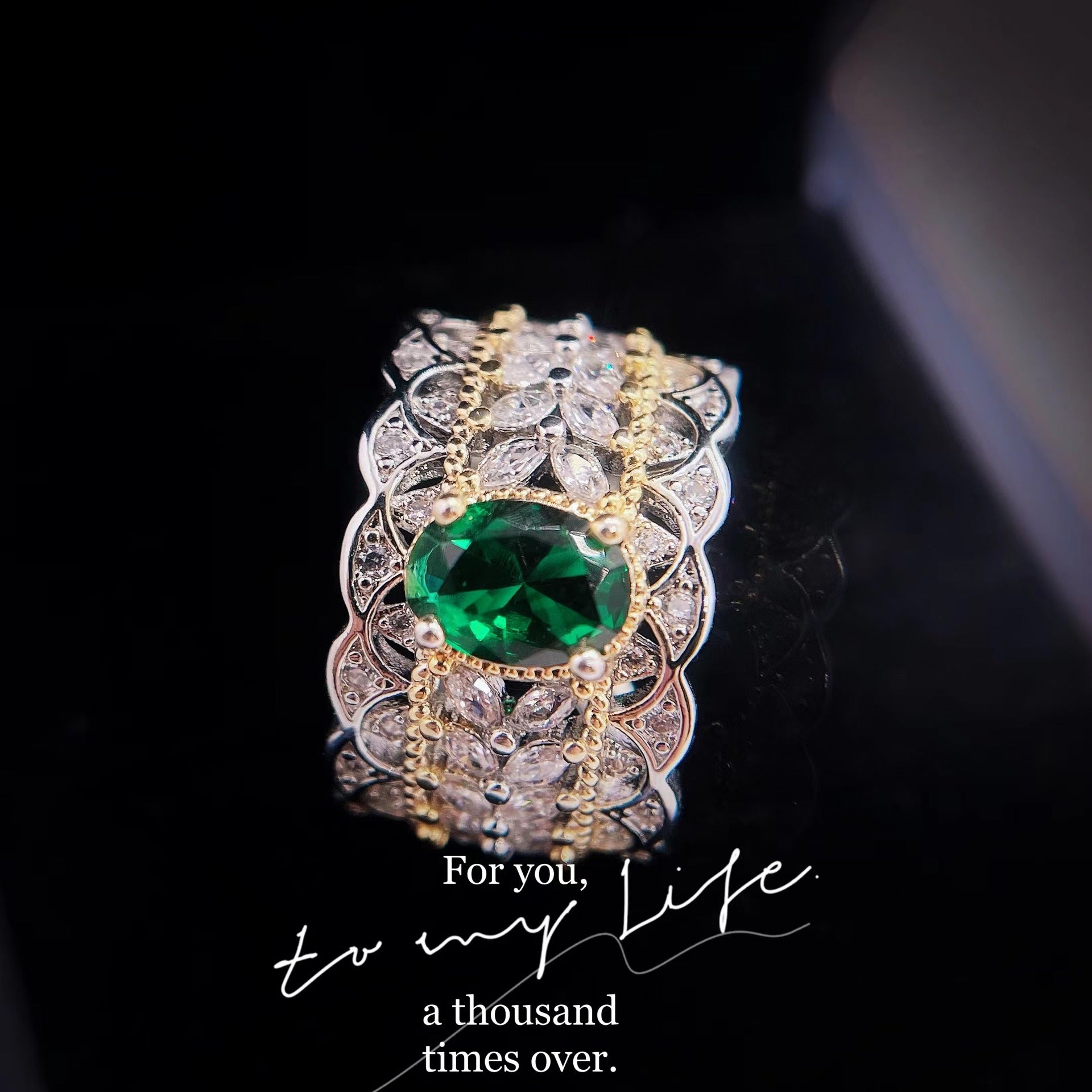 Italian Retro Court Style Hollow Pattern Two-Color Gold Couture Jewelry Lace Imitation Emerald Dove Egg Ring
