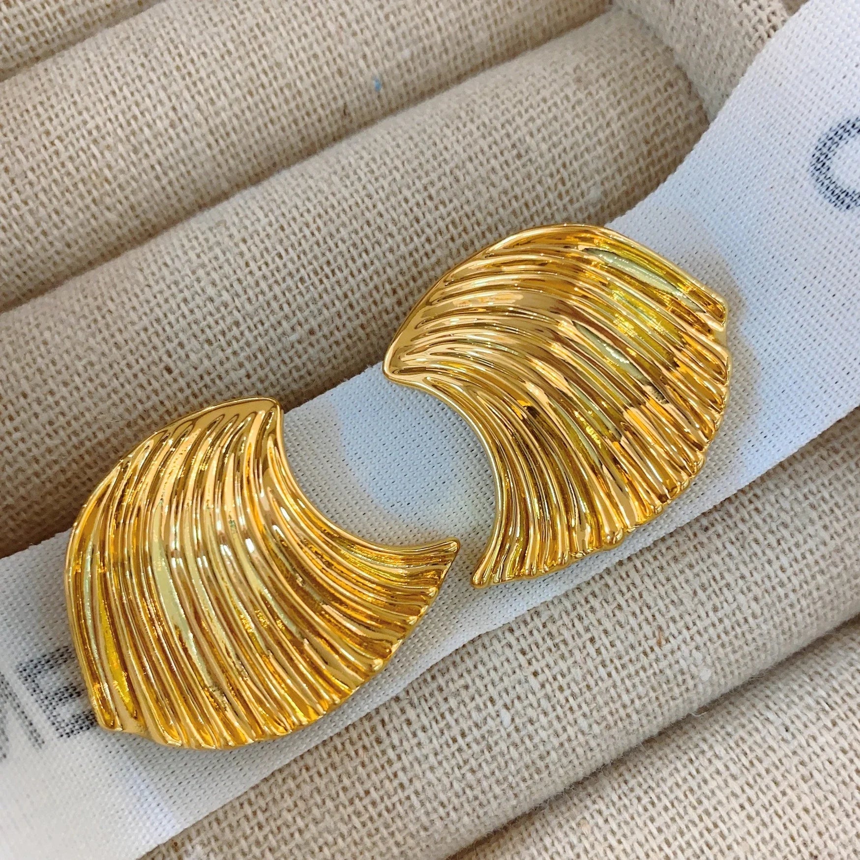New Fashion Gold Plated Sea Wave Shell Shape Large Earrings for Women Unique Metal Textured Vintage Jewelry Gifts