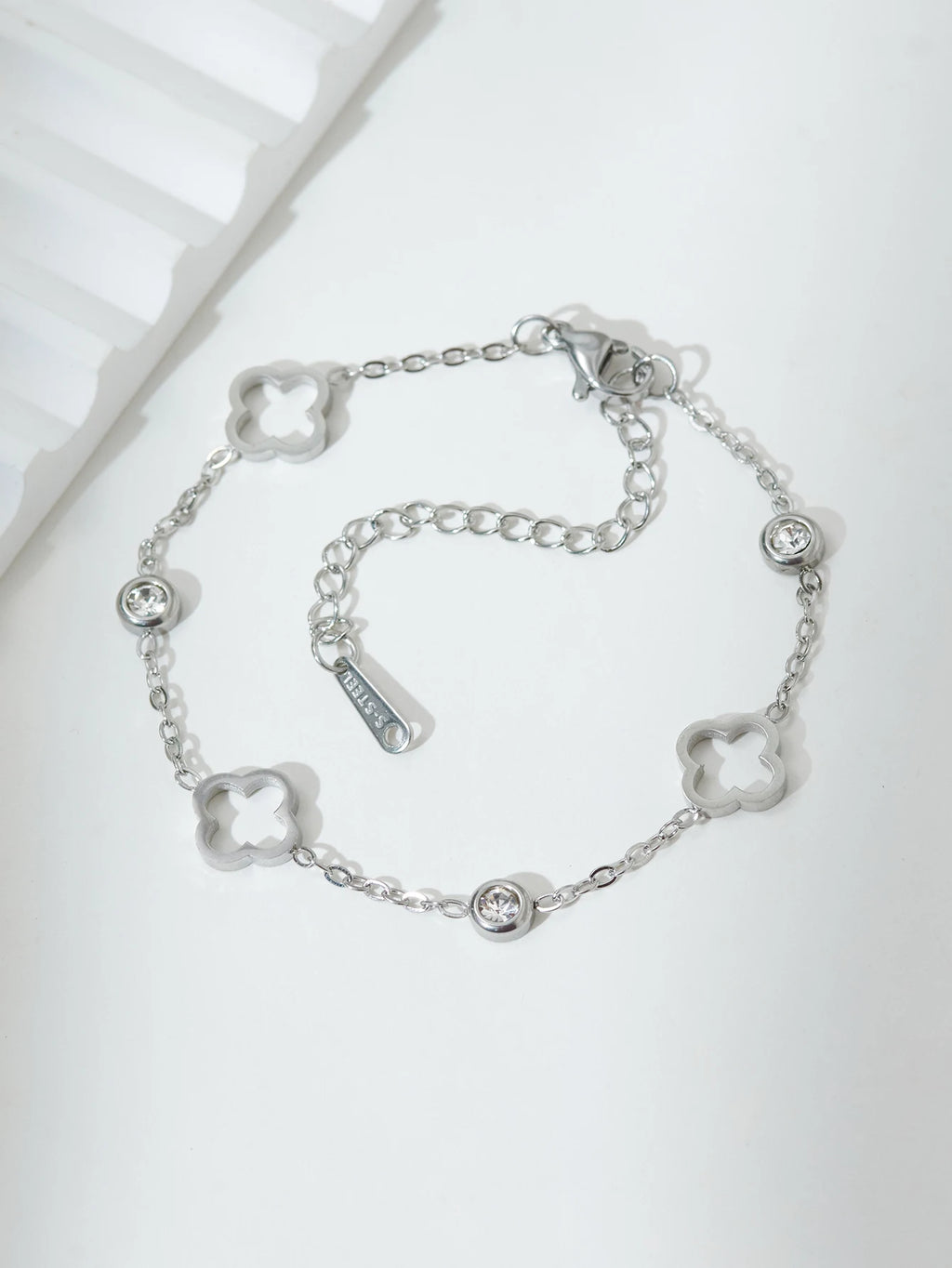 Lucky leaf  Luxury Fashion Flower Decor Bracelet For Women For Daily Decoration Gifts for Friends Mom Gifts Party Favors Jewelry