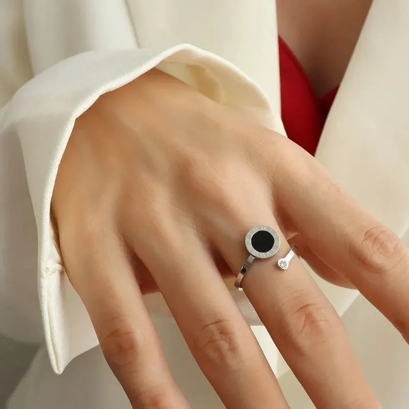 Roman Numeral Personality Design Black Enamel Rings for Women Luxury Stainless Steel Zircon Finger Jewelry Accessory Fastness