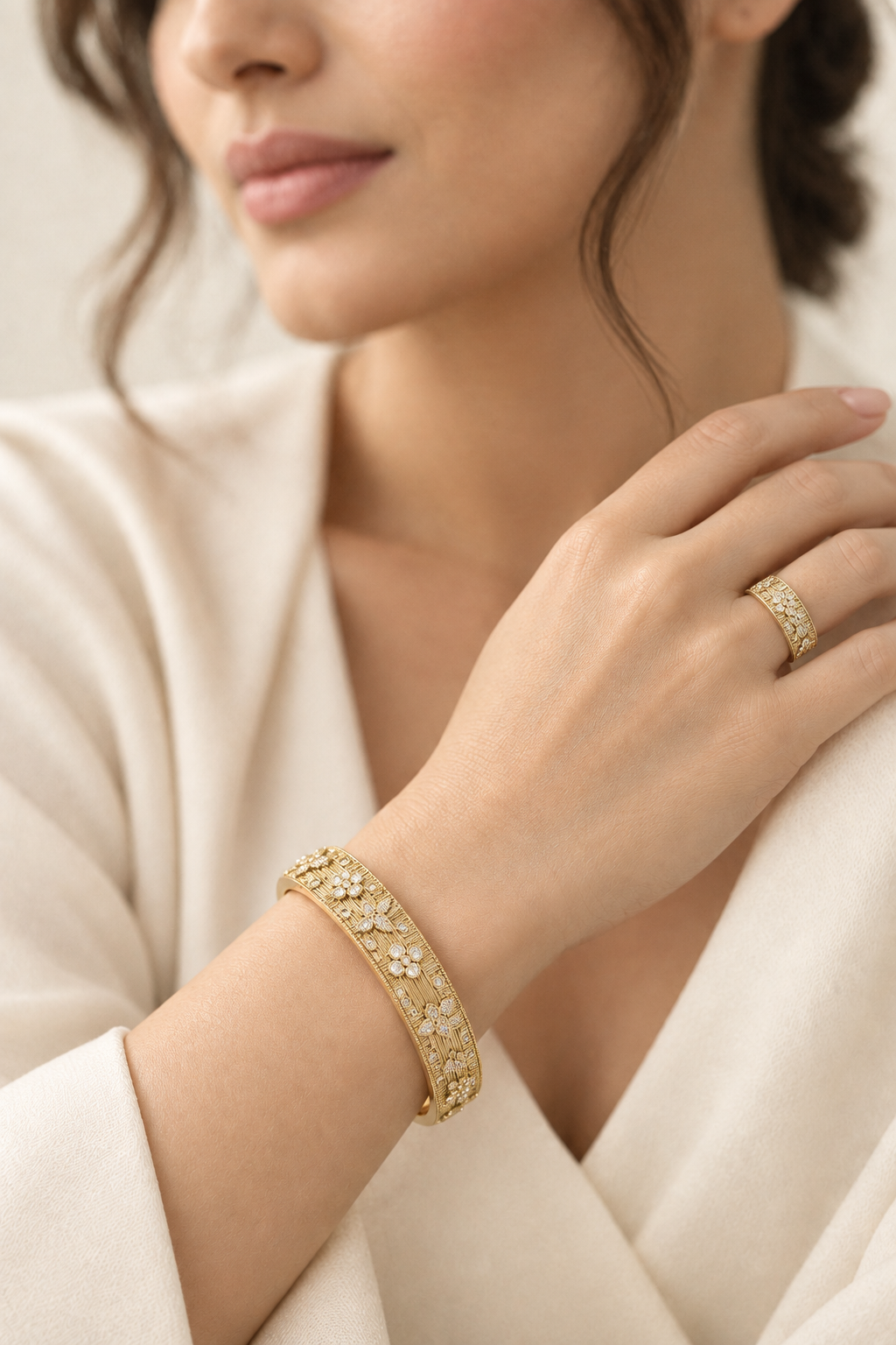 Mesma modelo noutra pose com anel e pulseira dourados