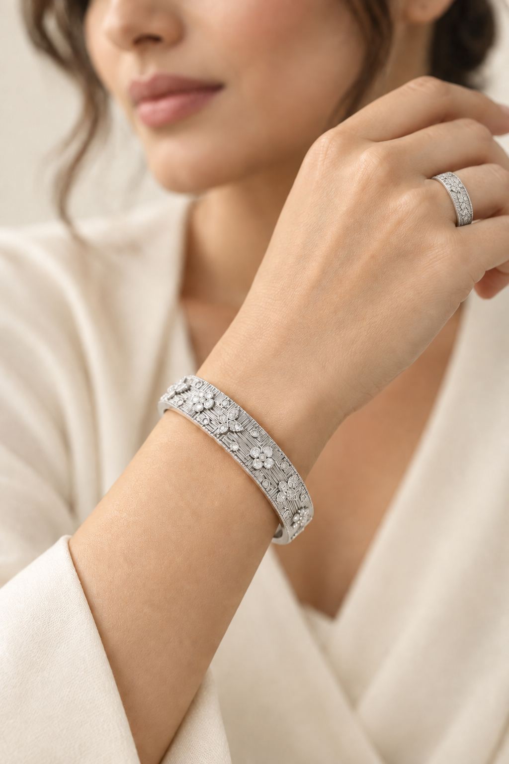 Modelo com anel e pulseira prateados